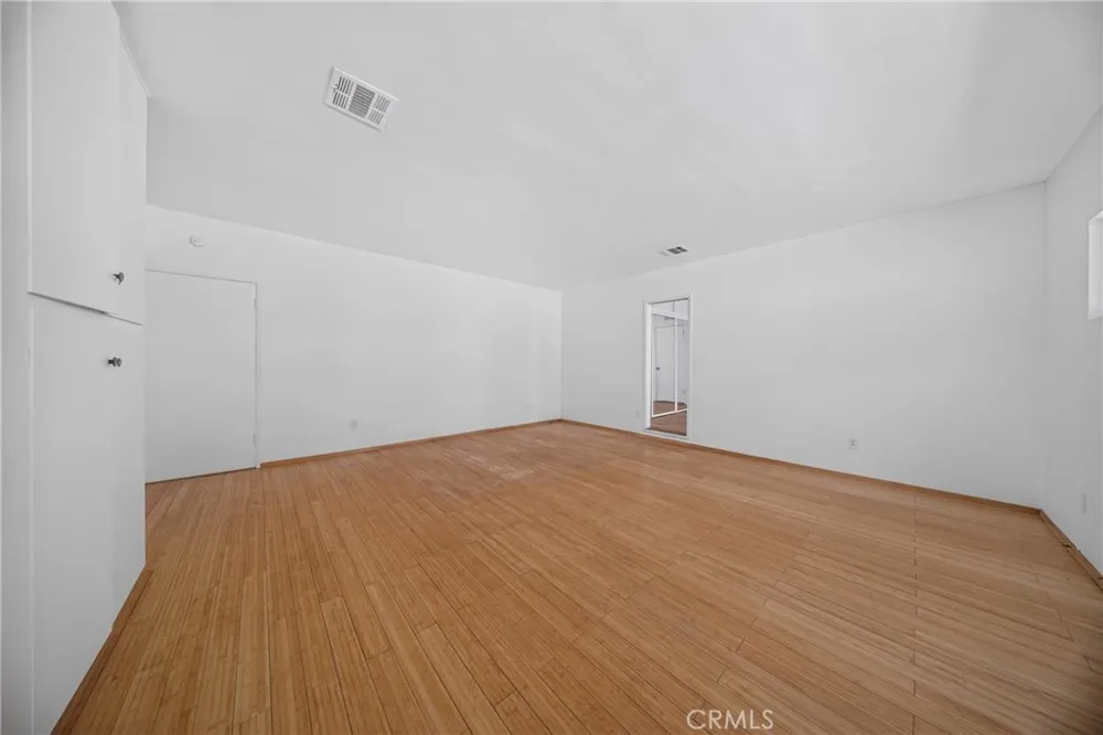 9826 Columbus North Hills, CA 91343