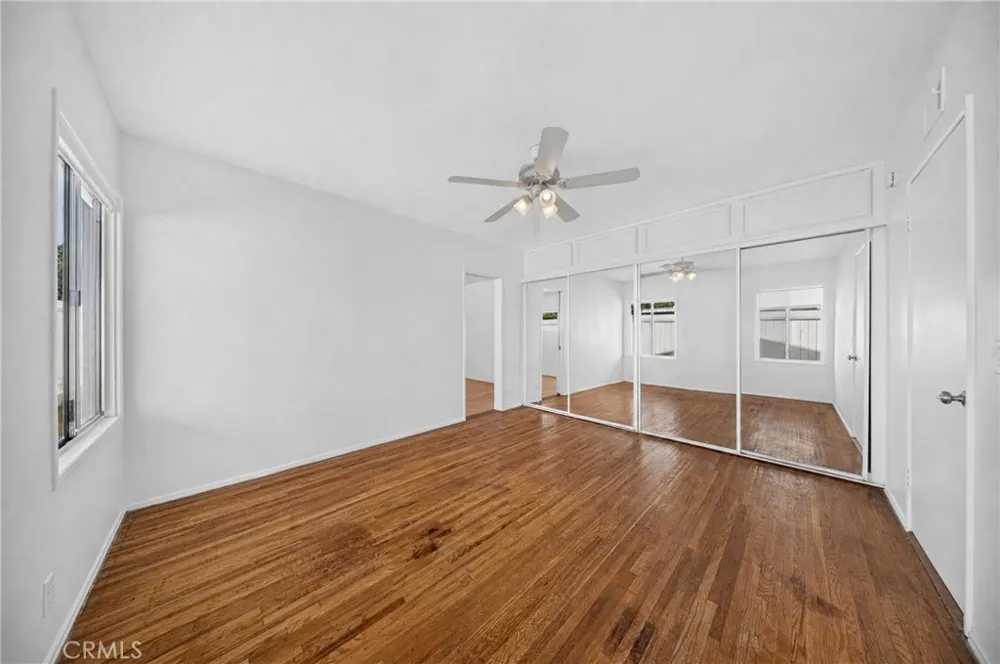 9826 Columbus North Hills, CA 91343