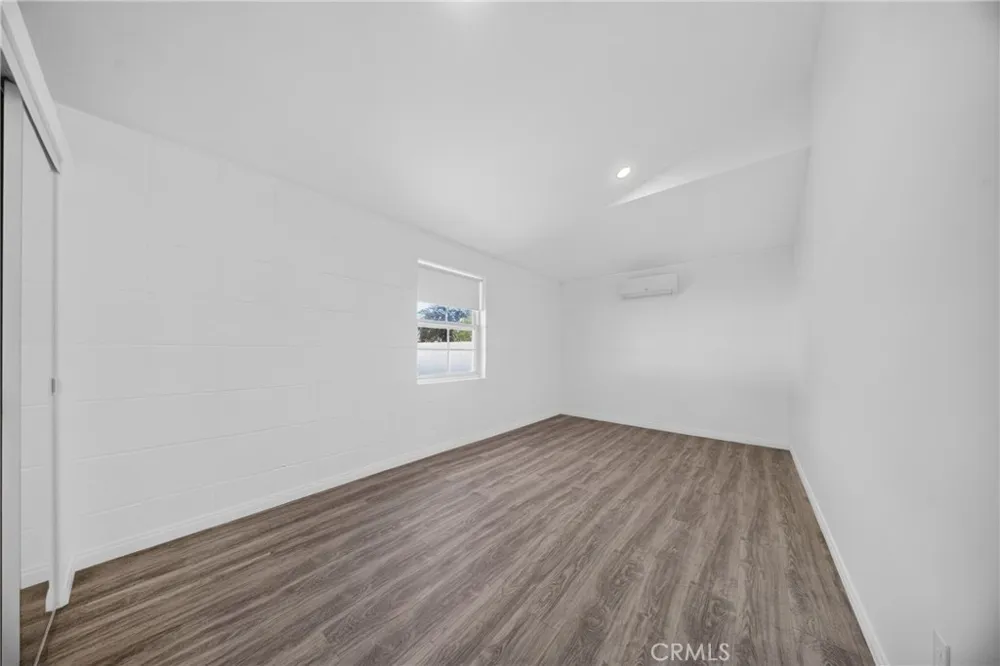 9826 Columbus North Hills, CA 91343