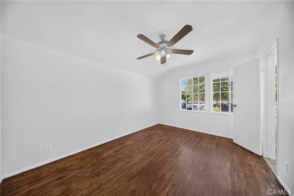 9826 Columbus North Hills, CA 91343