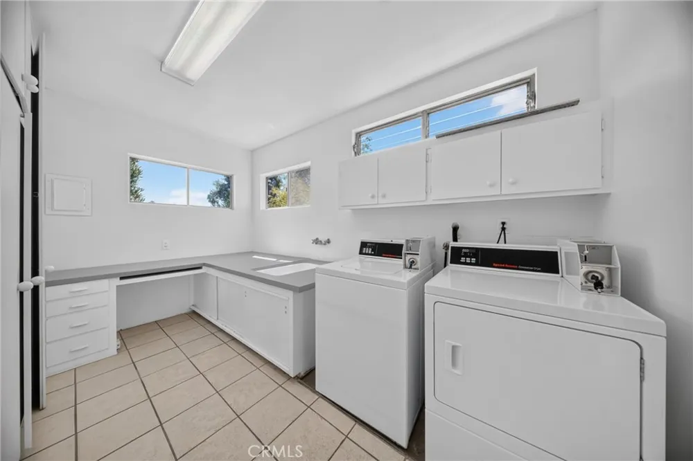 9826 Columbus North Hills, CA 91343