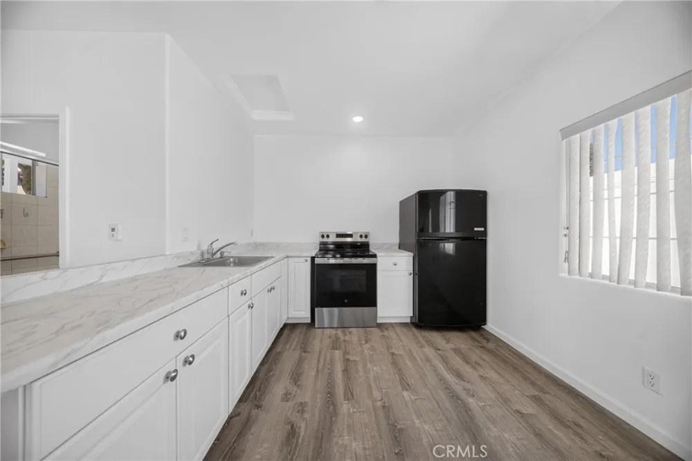 9826 Columbus North Hills, CA 91343