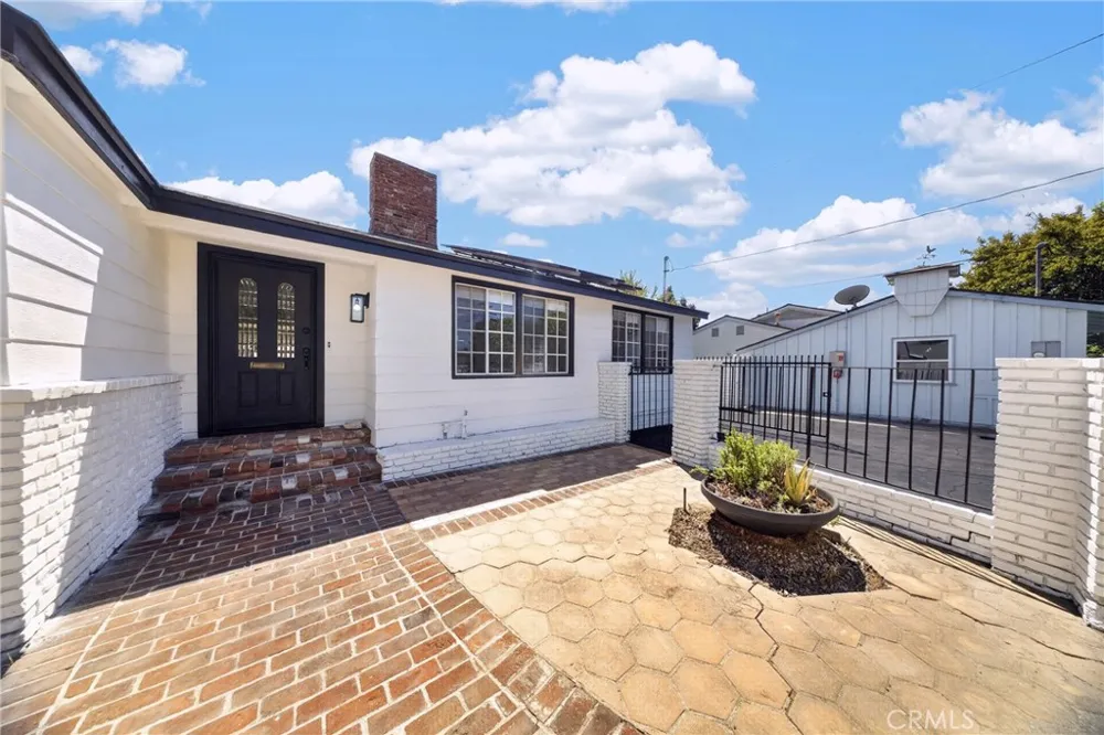 9826 Columbus North Hills, CA 91343