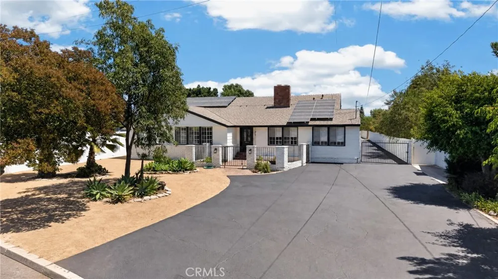 9826 Columbus North Hills, CA 91343