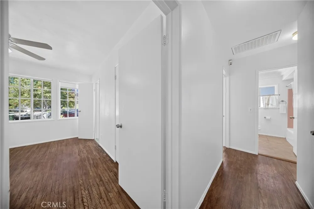 9826 Columbus North Hills, CA 91343