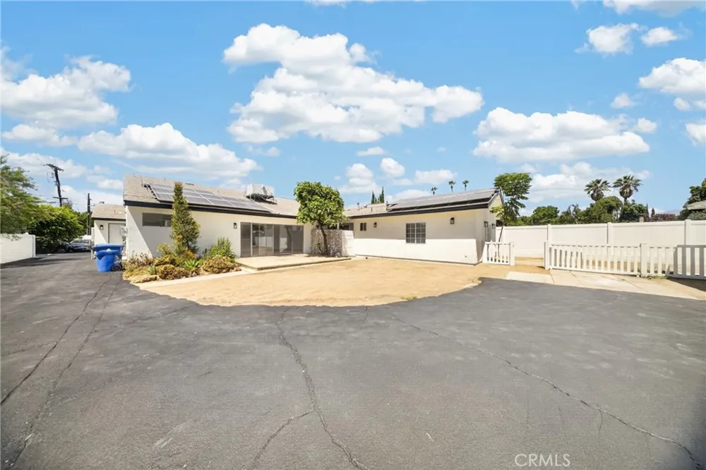 9826 Columbus North Hills, CA 91343