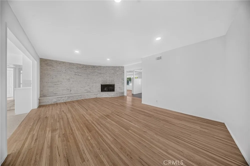 9826 Columbus North Hills, CA 91343