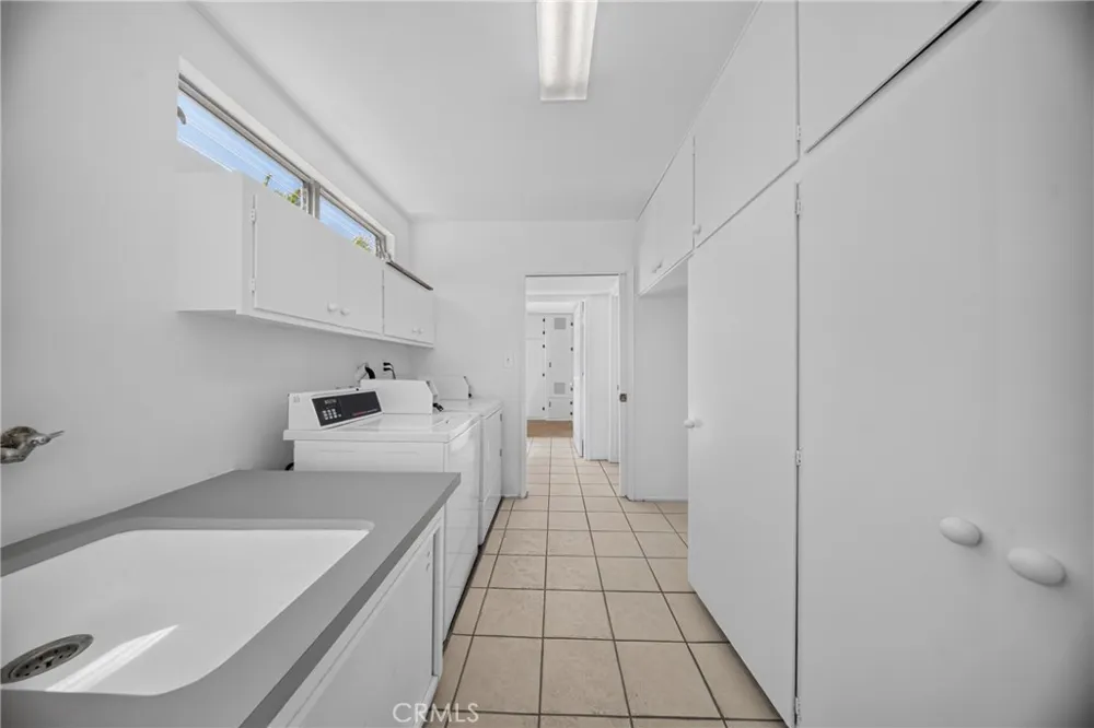 9826 Columbus North Hills, CA 91343
