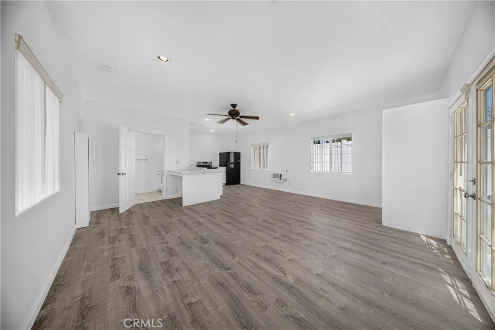 9826 Columbus North Hills, CA 91343