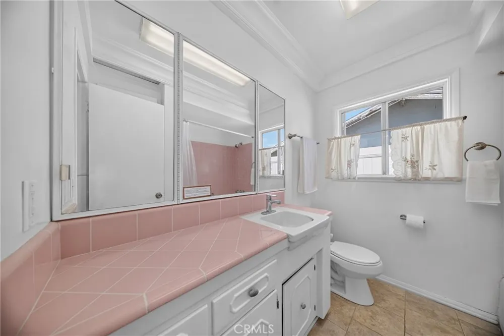 9826 Columbus North Hills, CA 91343