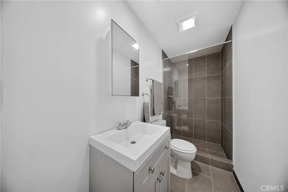 9826 Columbus North Hills, CA 91343