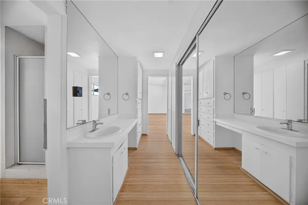 9826 Columbus North Hills, CA 91343