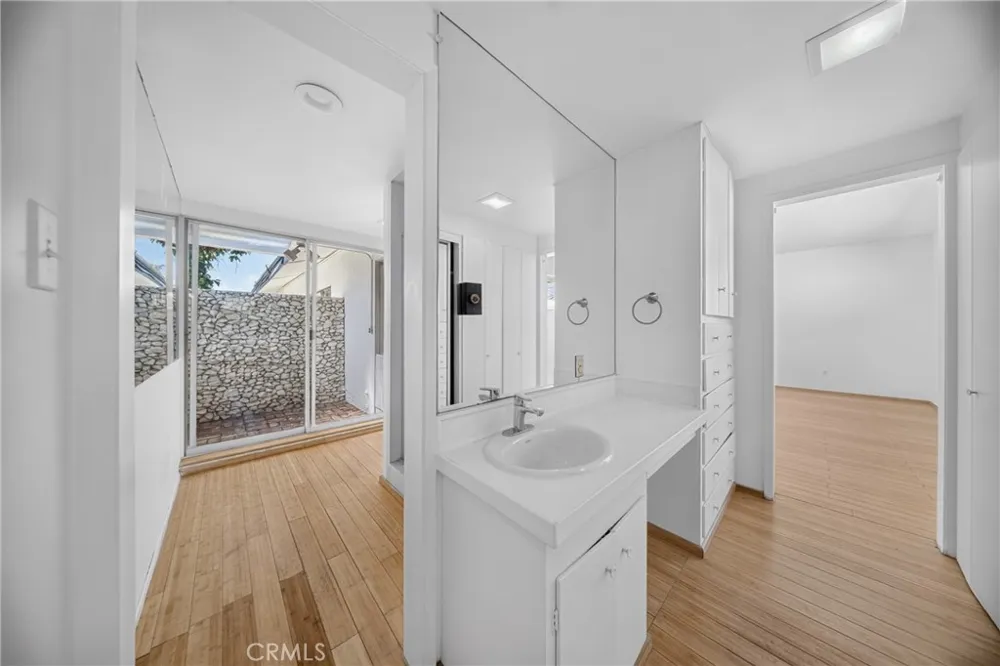 9826 Columbus North Hills, CA 91343