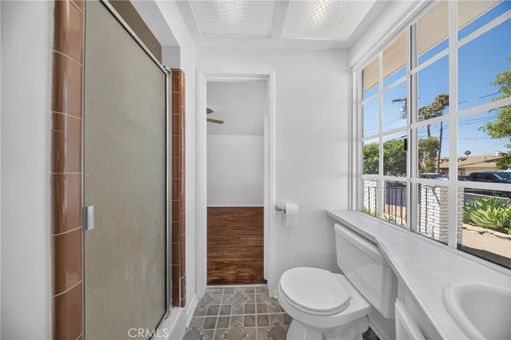 9826 Columbus North Hills, CA 91343