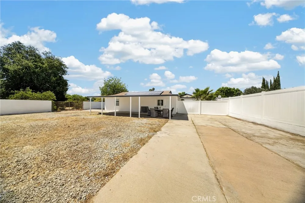 9826 Columbus North Hills, CA 91343