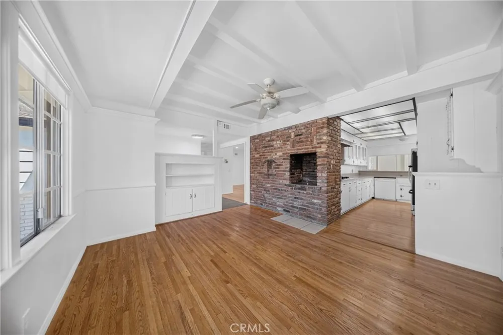 9826 Columbus North Hills, CA 91343