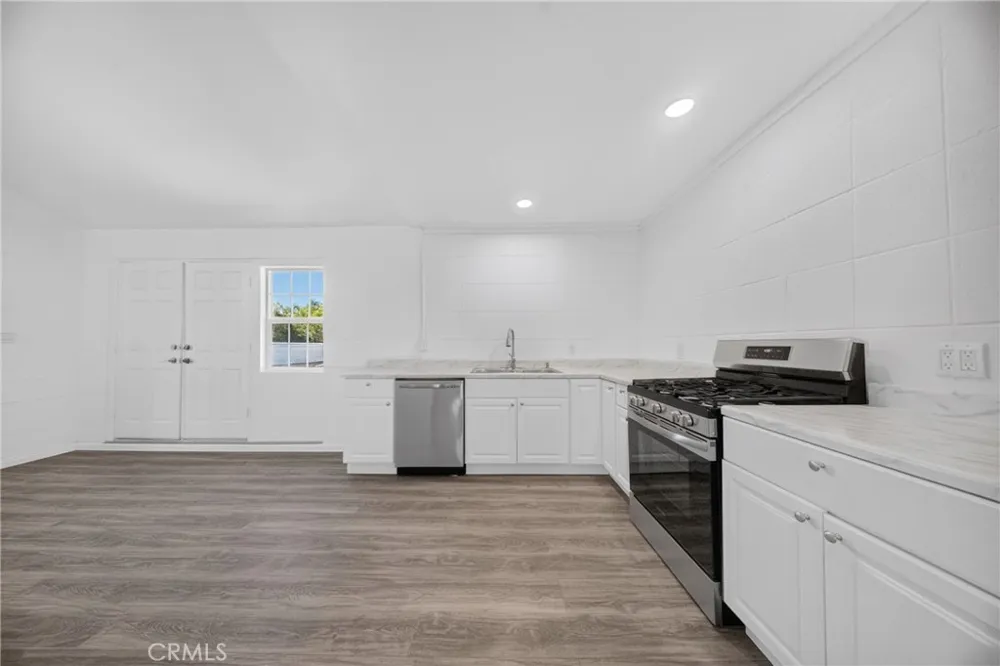 9826 Columbus North Hills, CA 91343