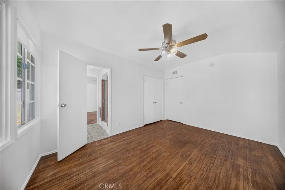 9826 Columbus North Hills, CA 91343