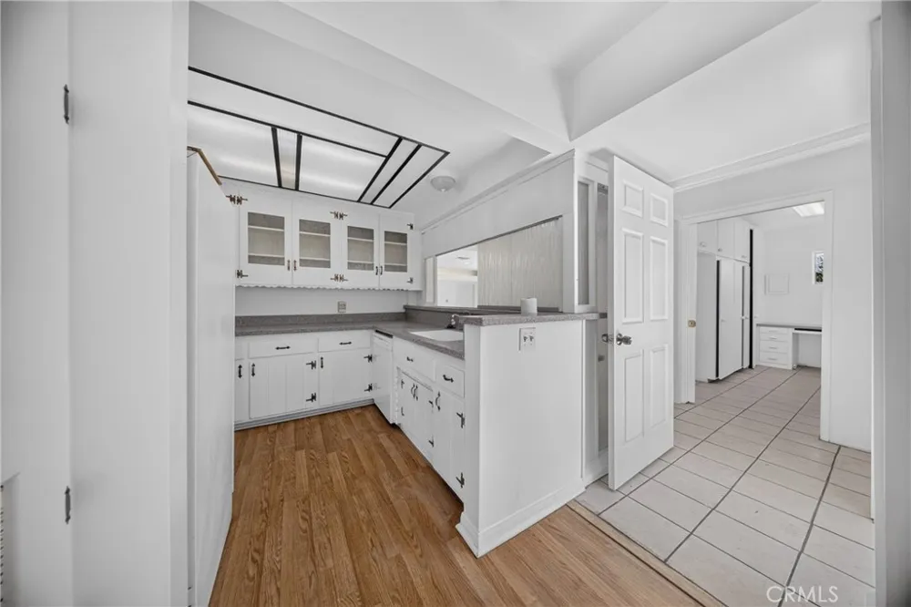 9826 Columbus North Hills, CA 91343