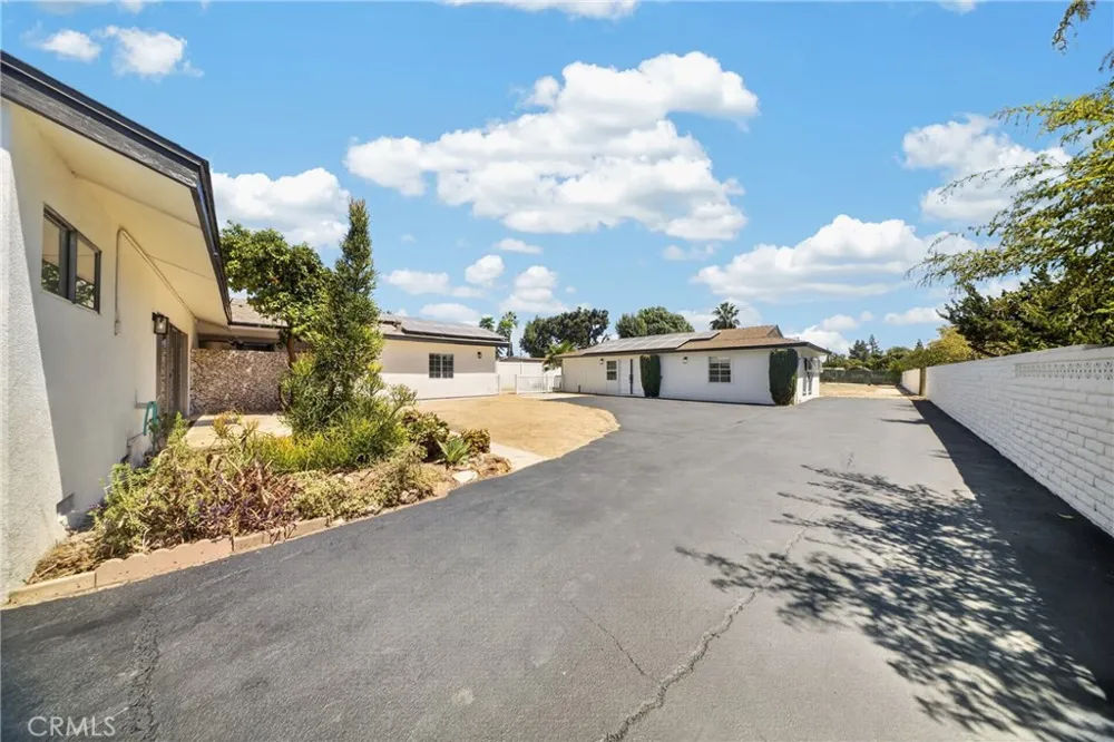 9826 Columbus North Hills, CA 91343
