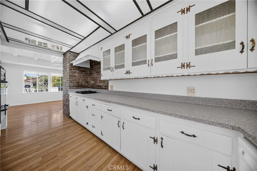 9826 Columbus North Hills, CA 91343
