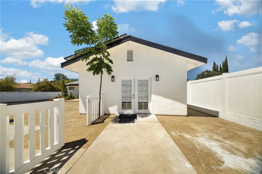 9826 Columbus North Hills, CA 91343
