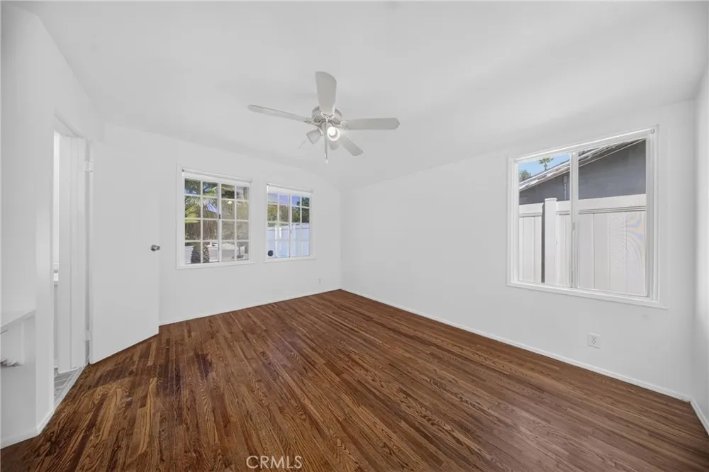 9826 Columbus North Hills, CA 91343