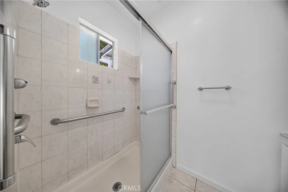 9826 Columbus North Hills, CA 91343