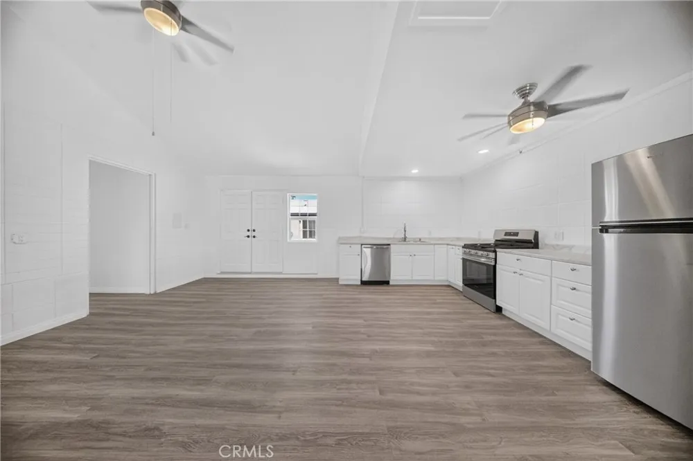9826 Columbus North Hills, CA 91343