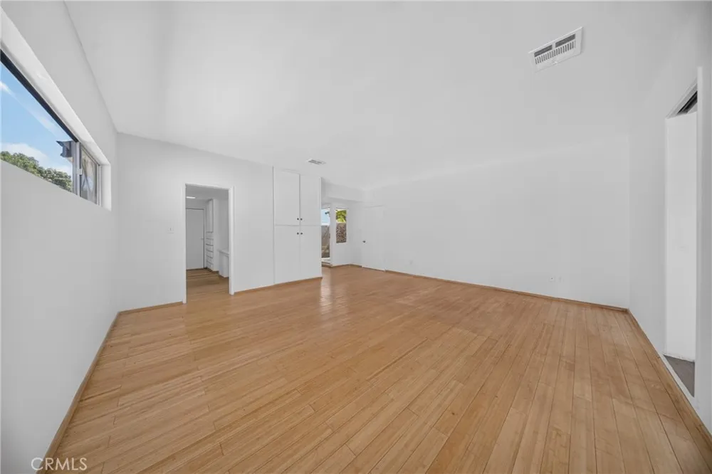 9826 Columbus North Hills, CA 91343
