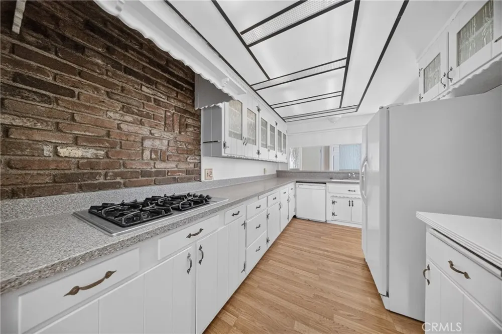 9826 Columbus North Hills, CA 91343