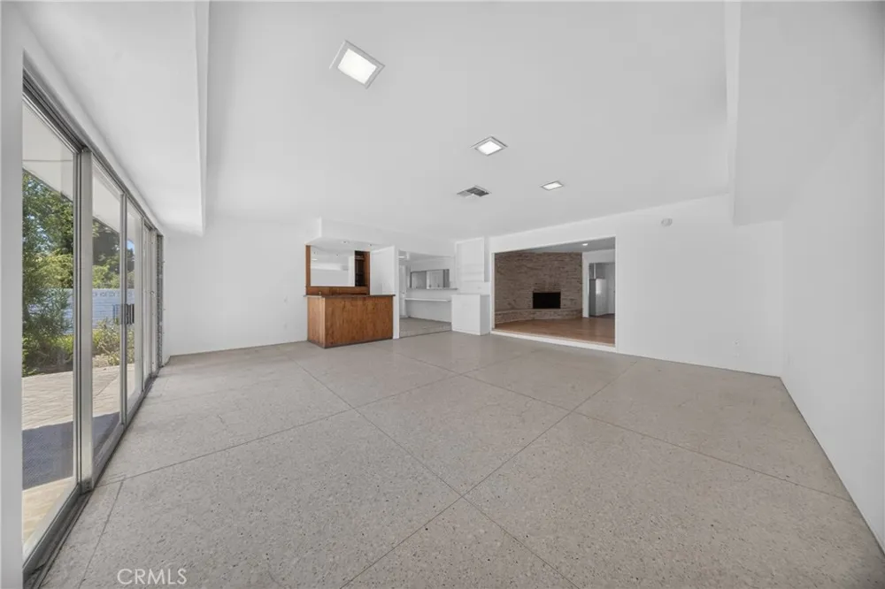 9826 Columbus North Hills, CA 91343