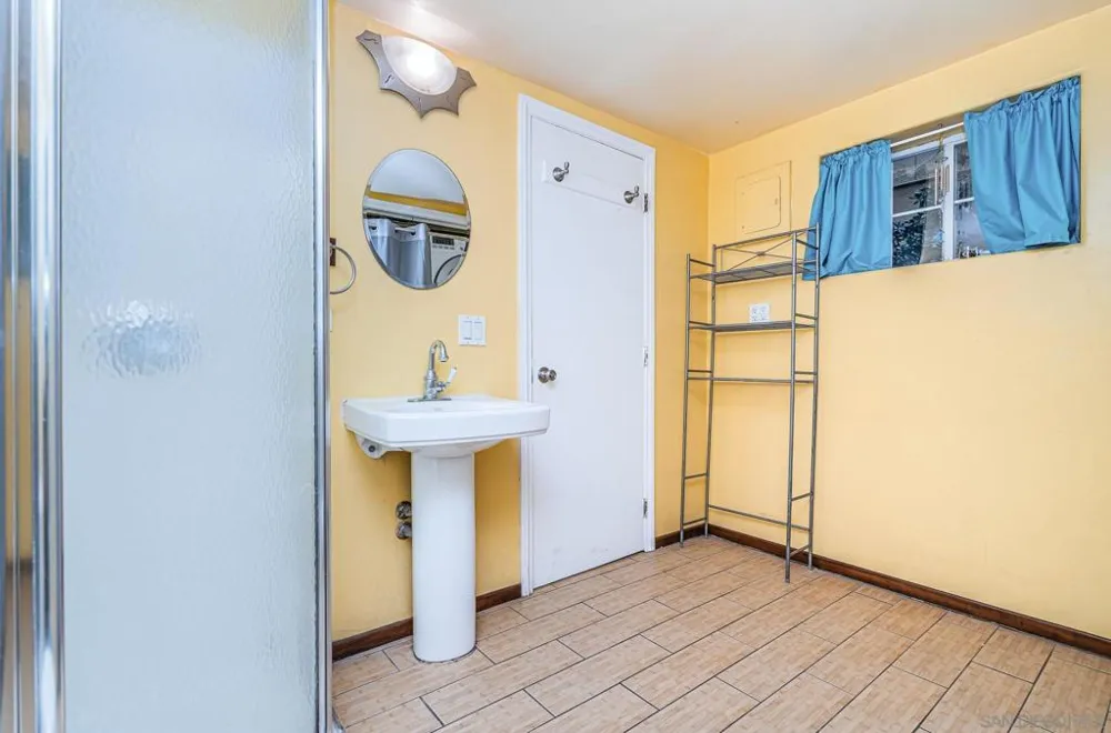 2559 Tuberose St San Diego, CA 92105