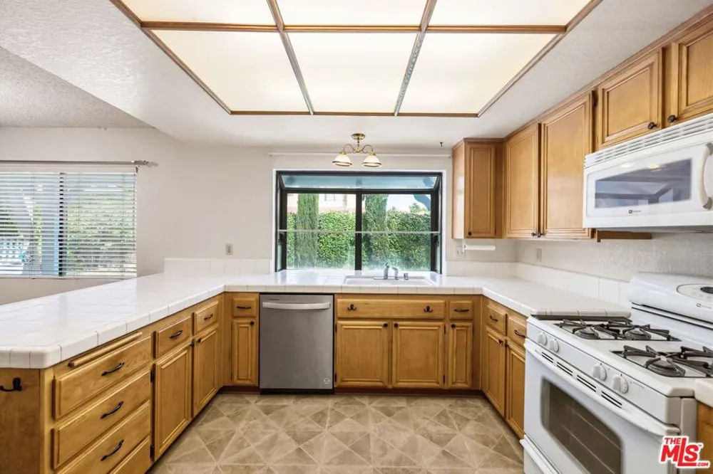 44138 Ruthron Avenue Lancaster, CA 93536