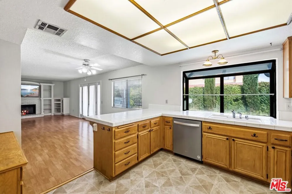44138 Ruthron Avenue Lancaster, CA 93536
