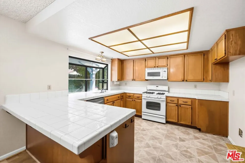 44138 Ruthron Avenue Lancaster, CA 93536