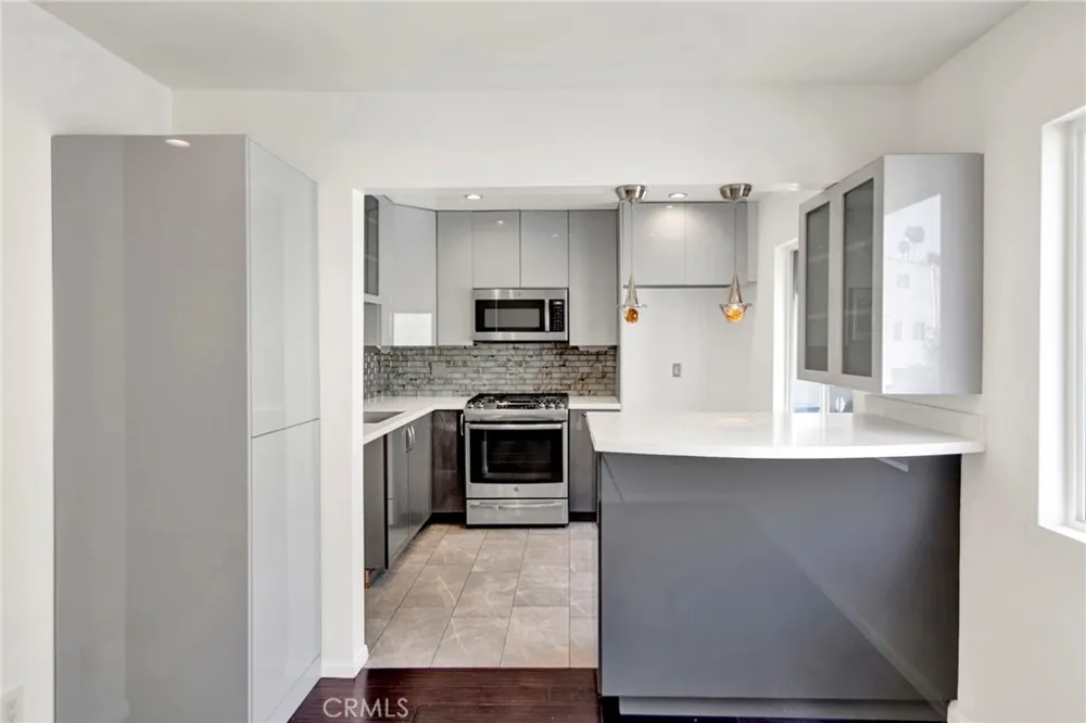 9745 Via Roma Burbank, CA 91504