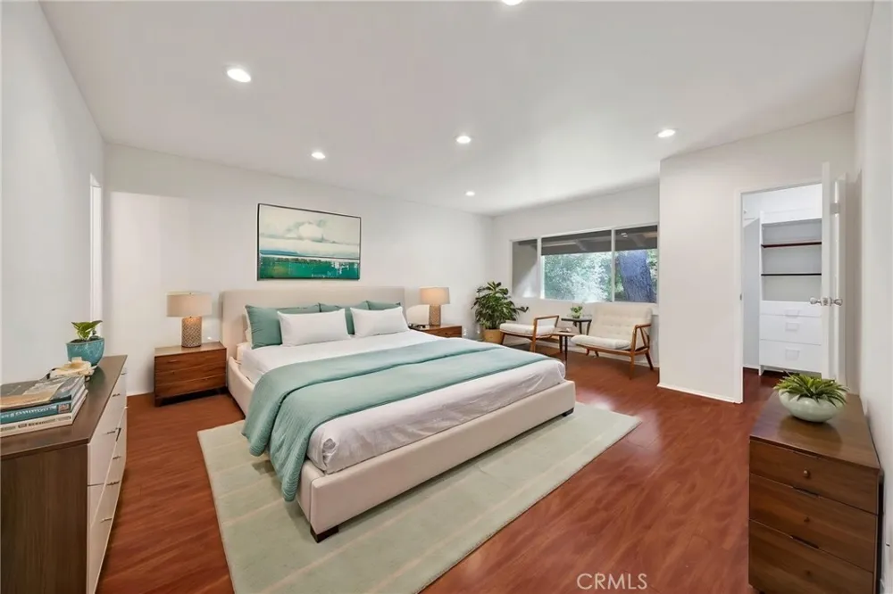 9745 Via Roma Burbank, CA 91504