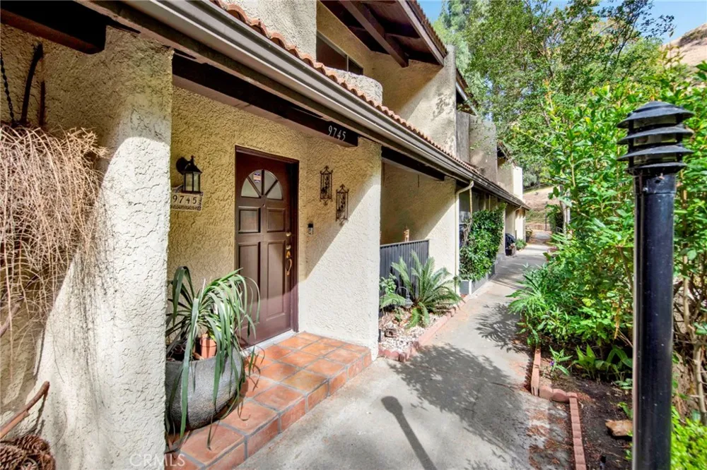 9745 Via Roma Burbank, CA 91504