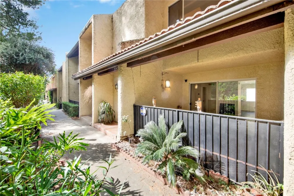 9745 Via Roma Burbank, CA 91504