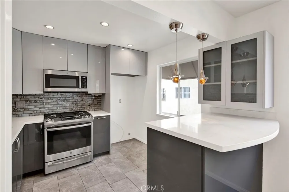 9745 Via Roma Burbank, CA 91504