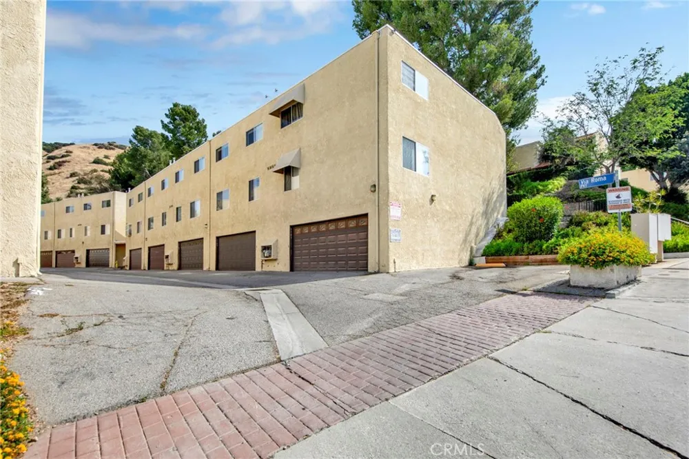 9745 Via Roma Burbank, CA 91504