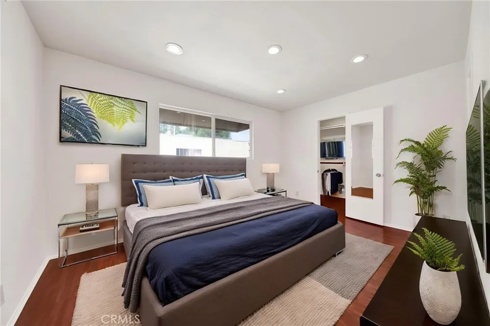 9745 Via Roma Burbank, CA 91504