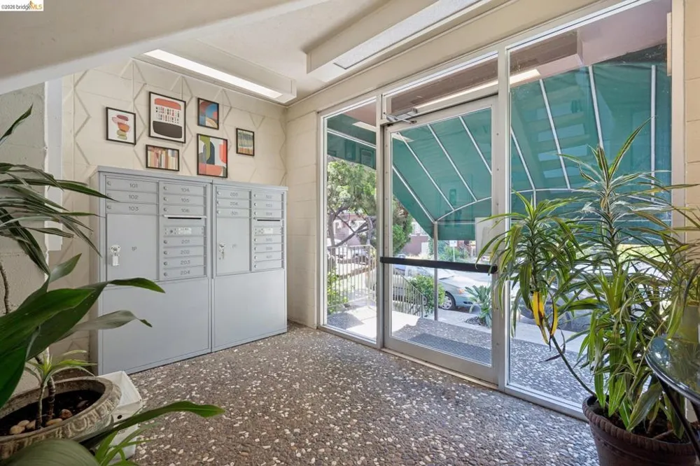94 Bayo Vista Ave #204 Oakland, CA 94611