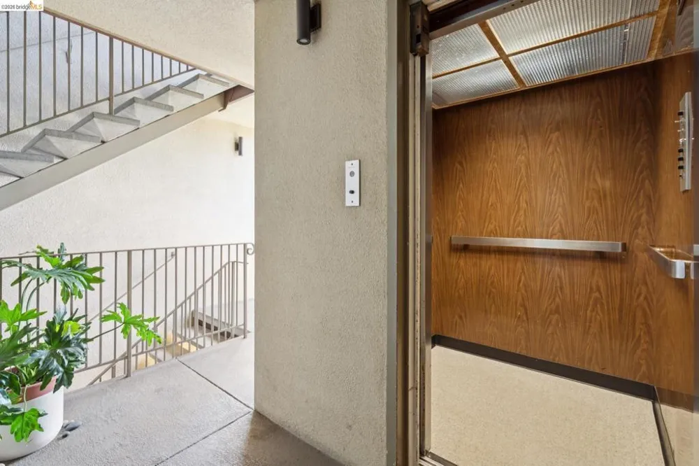 94 Bayo Vista Ave #204 Oakland, CA 94611