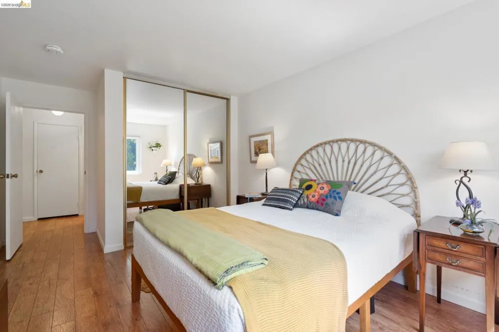 94 Bayo Vista Ave #204 Oakland, CA 94611