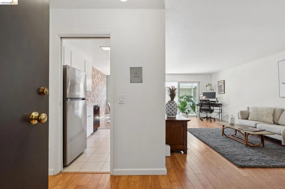 94 Bayo Vista Ave #204 Oakland, CA 94611