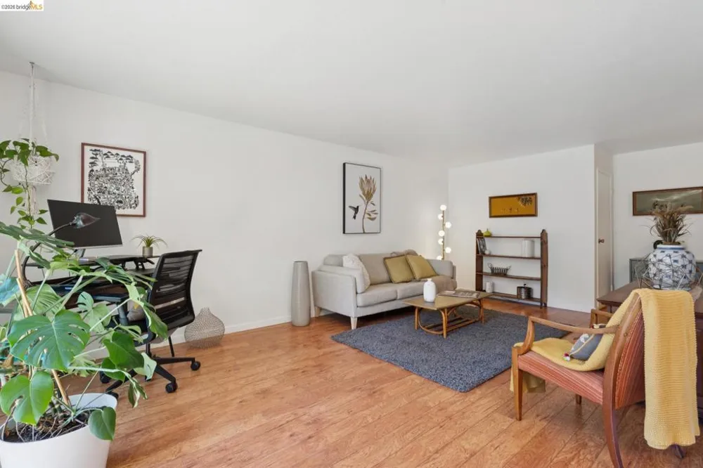 94 Bayo Vista Ave #204 Oakland, CA 94611