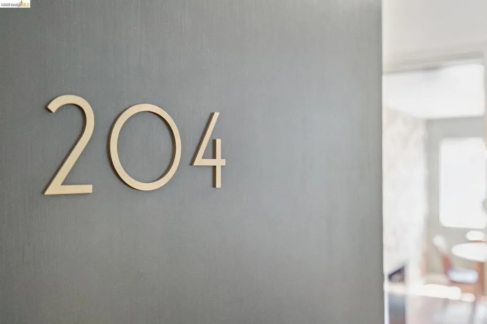 94 Bayo Vista Ave #204 Oakland, CA 94611