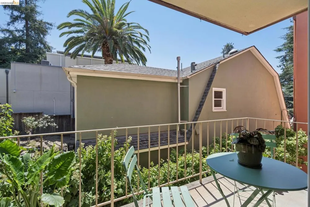 94 Bayo Vista Ave #204 Oakland, CA 94611